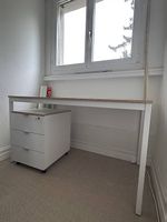 Gratis Schreibtisch mit Schubladenmöbel