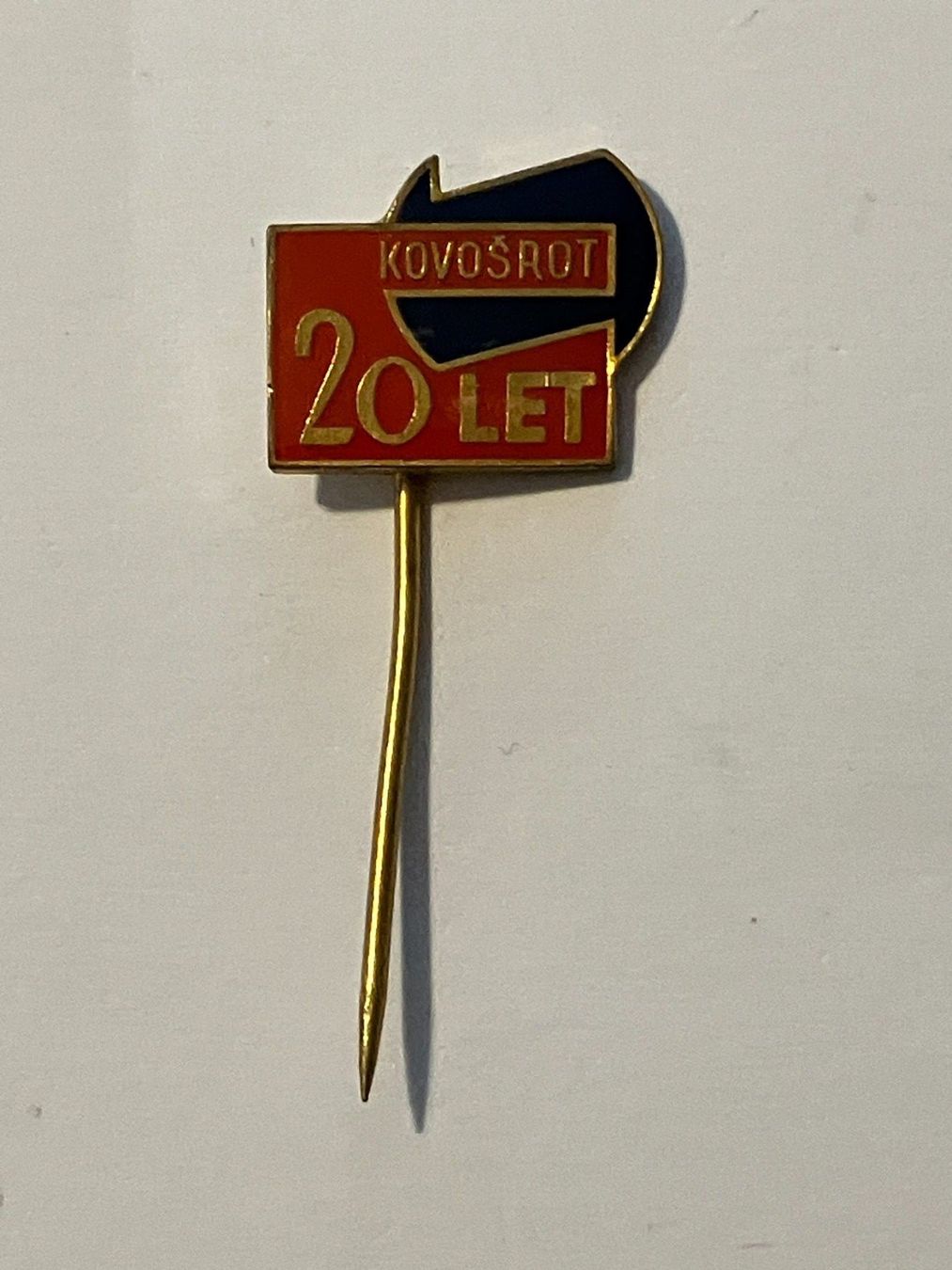 Plaketten & Abzeichen: 1 Anstecknadel Kovosrot 20 Let – Gebraucht aus Basel von djwwpp