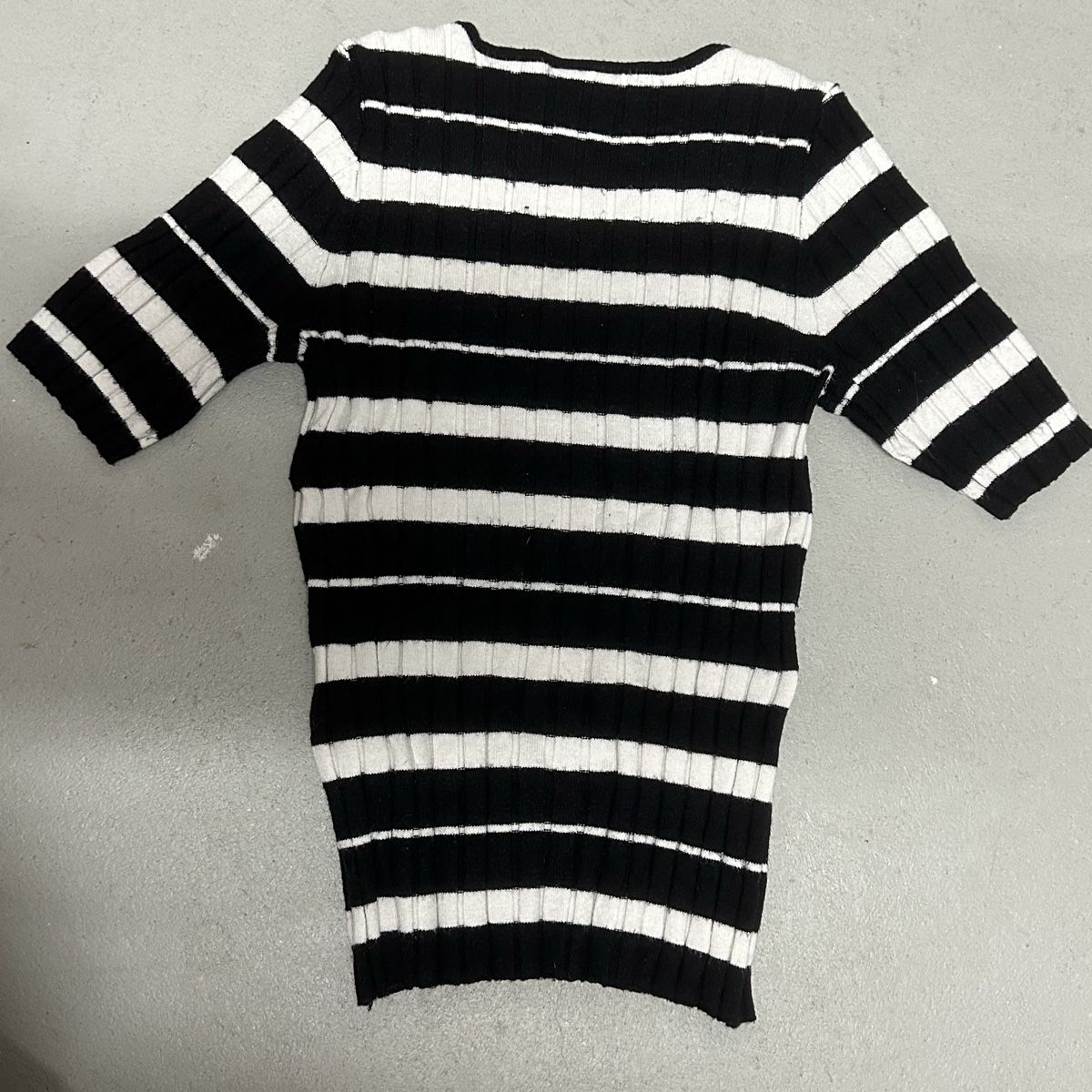 Chemisiers: Damen Pullover schwarz weiss gestreift – D'occasion à Glattbrugg par Lara_G06 1
