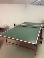 Mobiler Tischtennistisch auf Rollen