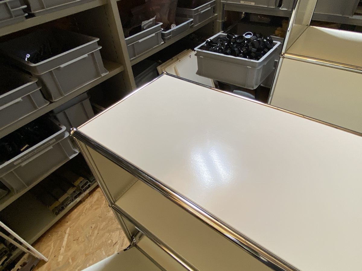 USM Scaffali: USM Haller Sideboard 2/2 in Reinweiss – Usato da Rikon im Tösstal venduto da Design4Life 4