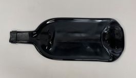 Schwarze geschmolzene Weinflasche, Käseplatte