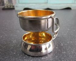 Teebeutelhalter / Sieb mit Tropfschale aus Metall