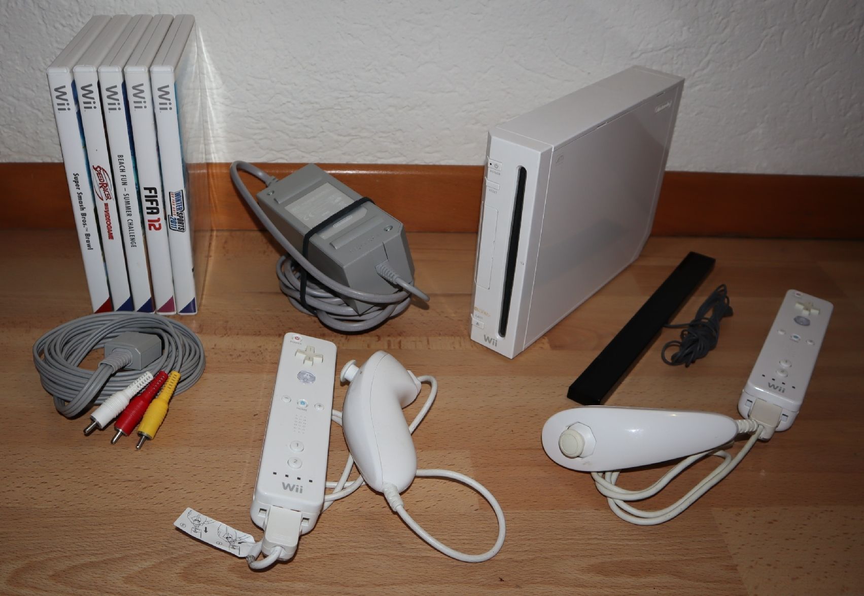 Nintendo Console: -- Nintendo Wii Konsole mit 2 Controller & 5 Games -- – Usato da Ochlenberg venduto da on3x