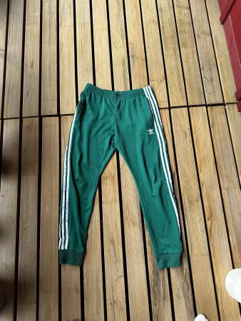 Adidas Trainingshose Grün mit weissen Streifen Gr. M