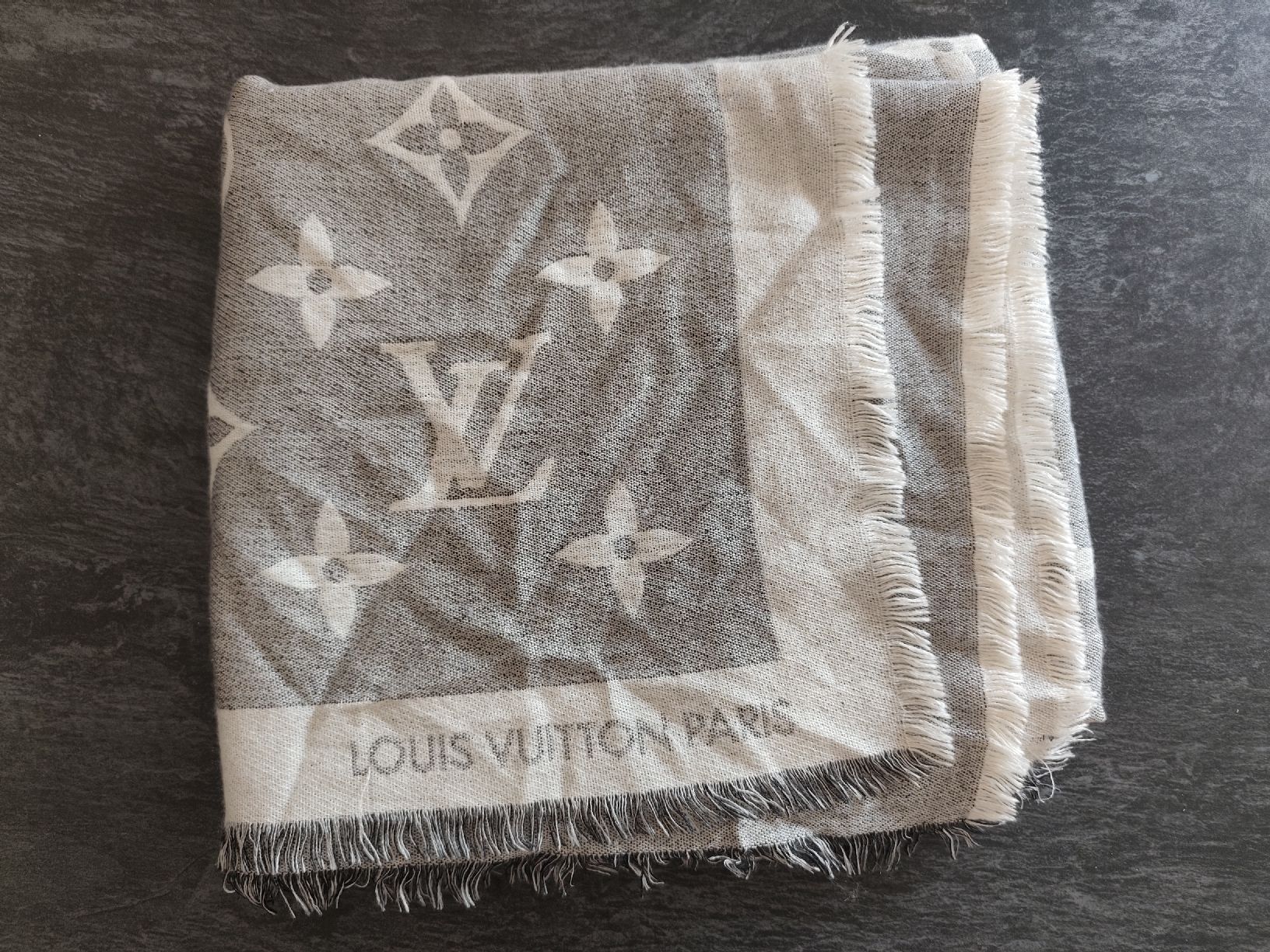 Louis Vuitton Foulards & écharpes: Louis Vuitton Chale cashemire – D'occasion à Martigny par Vintage-23
