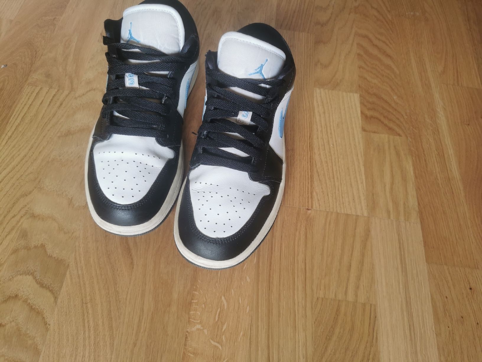 Jordan Scarpe da uomo: Jordan 1 Low Black University Blue White 42.5 – Usato da Bern venduto da ged_ffx9 1
