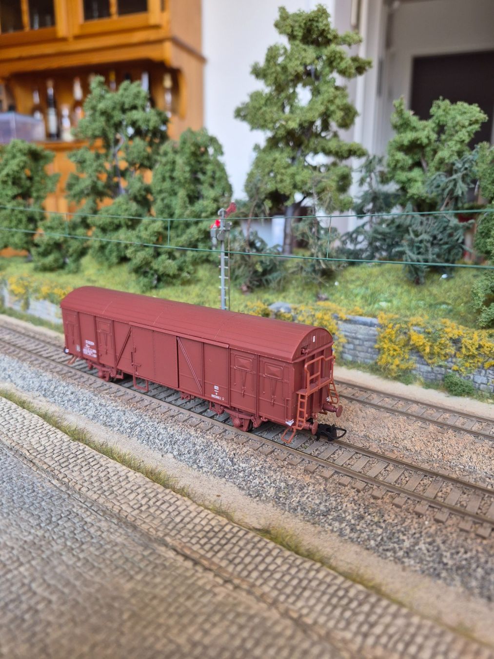 Modellini di ferrovie: NMJ 609.101, SJ gedeckter Grossraumgüterwagen – Nuovo e nell'imballaggio originale da Yverdon-les-Bains venduto da far_cs8v 1