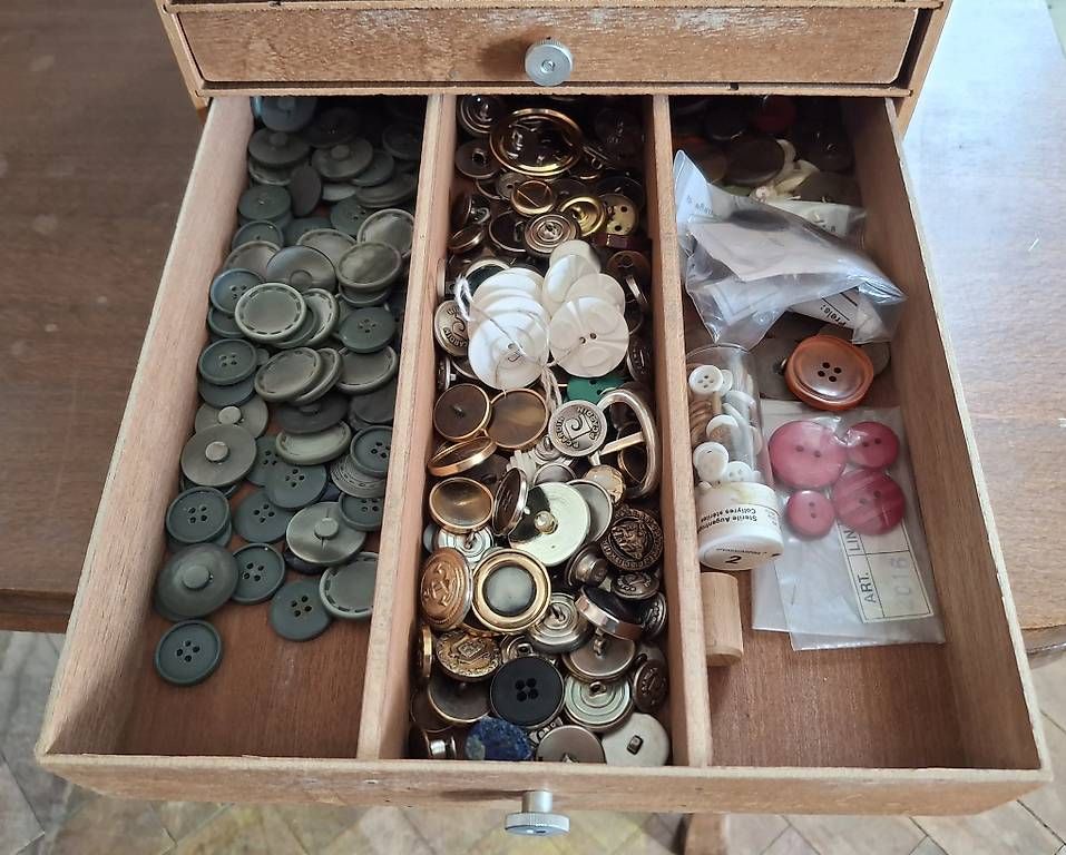 Giochi: Grosse Knopfsammlung mit Holzbox & Musterordner – Usato da Rüti ZH venduto da Liliane_market 7
