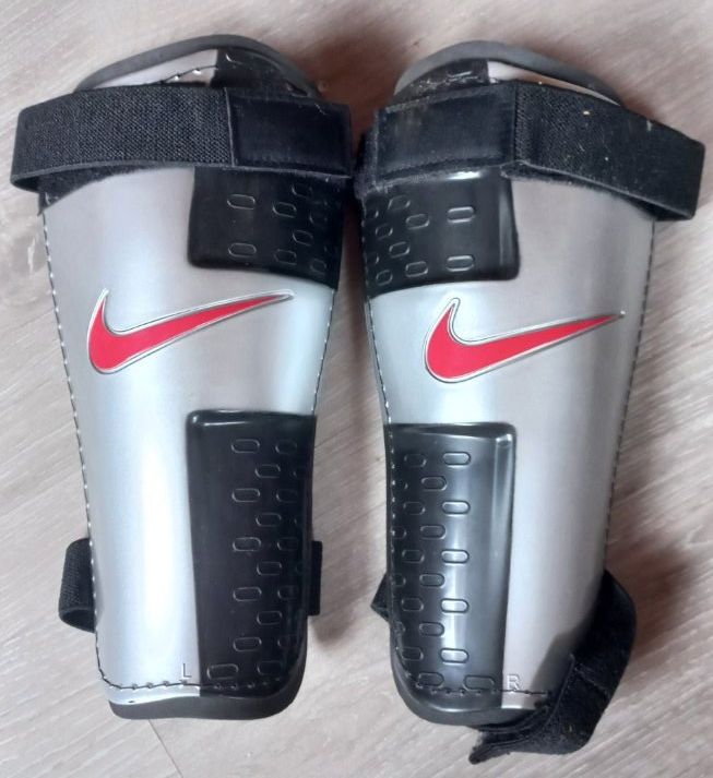 Nike Protezioni & Imbottiture: Fussballschoner – Usato da Beckenried venduto da Wmarcie