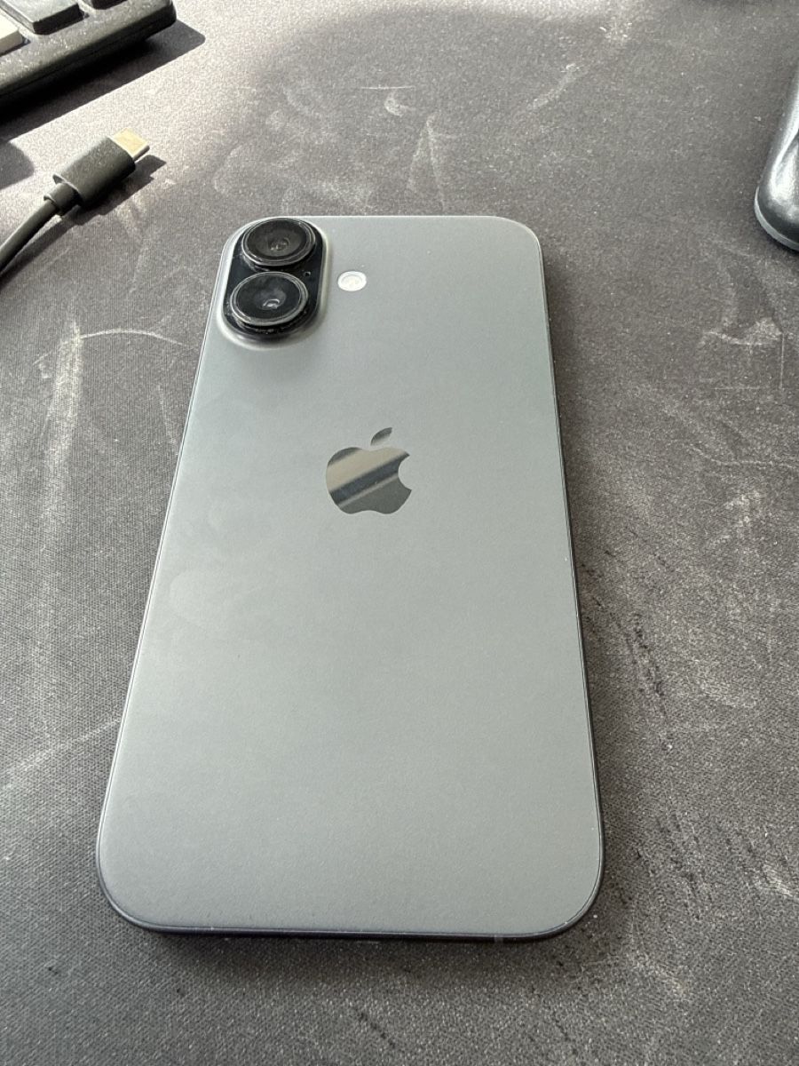 Apple Handys / Smartphones: iPhone 16 Grau Zustand neuwertig – Neu (gemäss Beschreibung) aus Basel von Blue-Tech 2