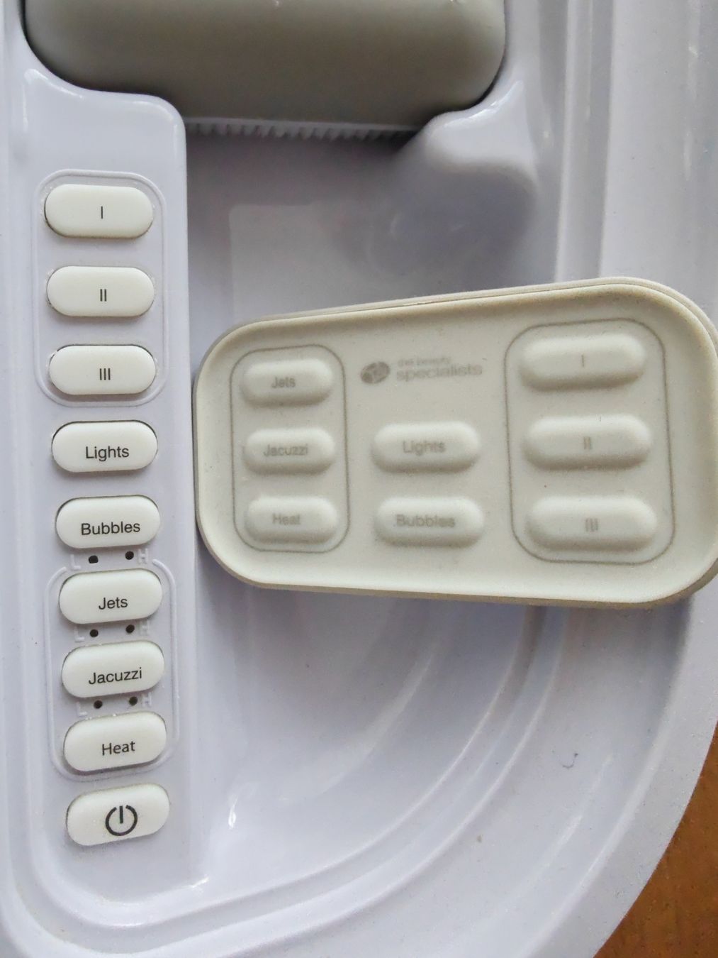 Massagegeräte: Fussbad mit Massagefunktion weiss neuwertig – Neu (gemäss Beschreibung) aus Zofingen von umi_c2br 2