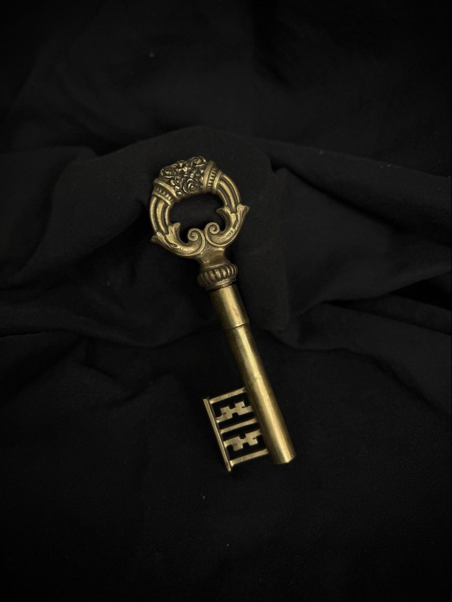 Clés: Antique Brass Key Ornate Design Decorative – D'occasion à Bern par nkink 1