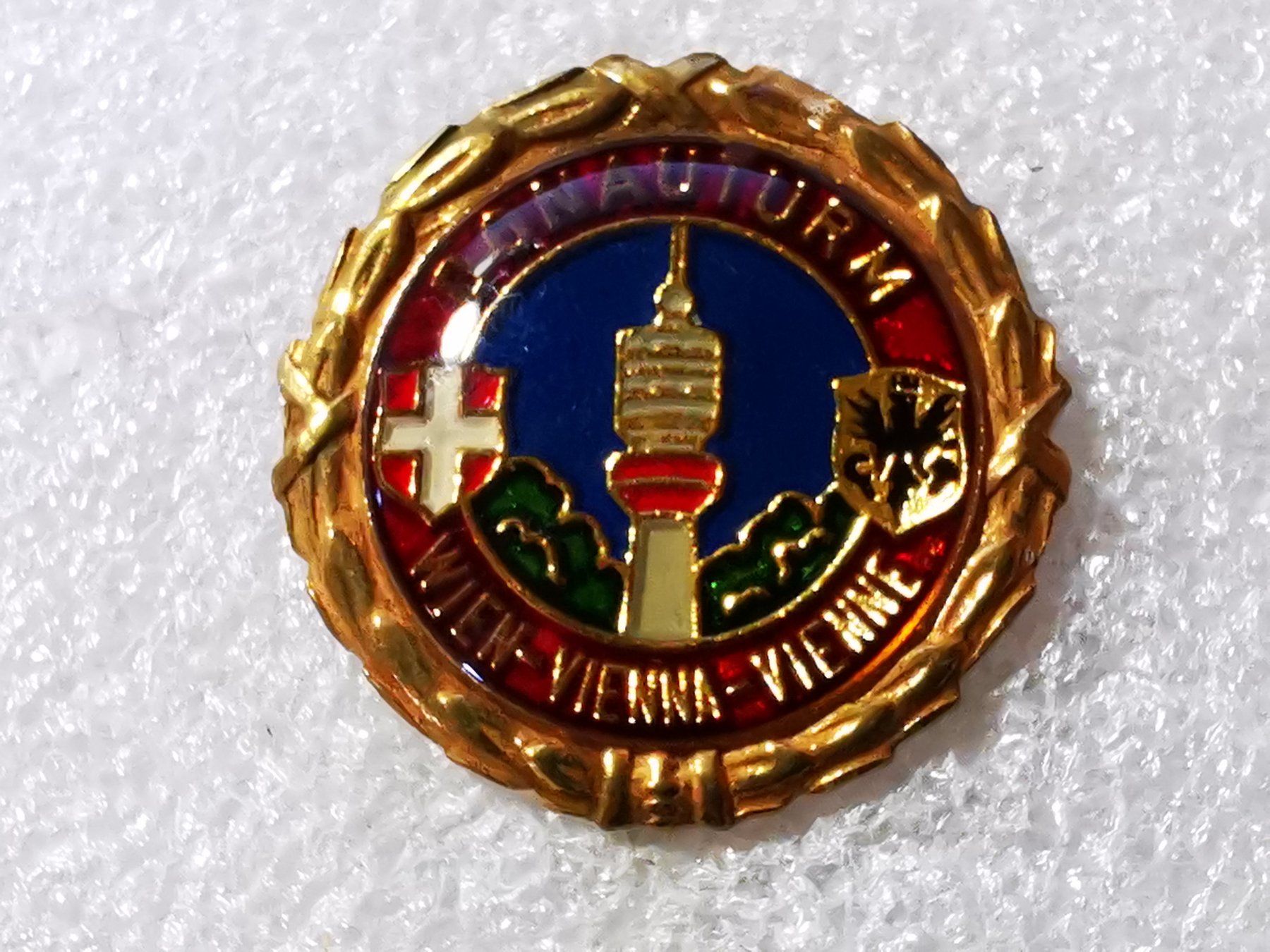 Plaketten & Abzeichen: Ansteckpin 45: Donauturm Wien Austria – Gebraucht aus Oppligen von Pin-Fall-Shop