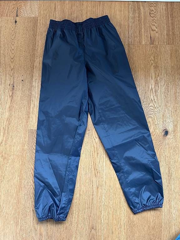 Decathlon Hosen: Regenhose Gr. 113-122/5-6J – Gebraucht aus Worblaufen von derinous