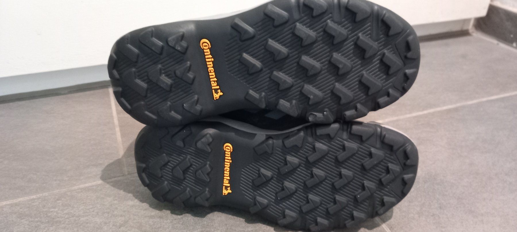 Adidas Scarpe da uomo: Wasserfeste Turnschuhe Grösse 31 – Usato da Thalheim venduto da sil_n2nk 1