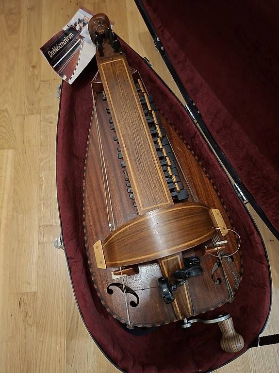 Musikinstrumente: Drehleier – Gebraucht aus Emmenbrücke von chr_6rbw