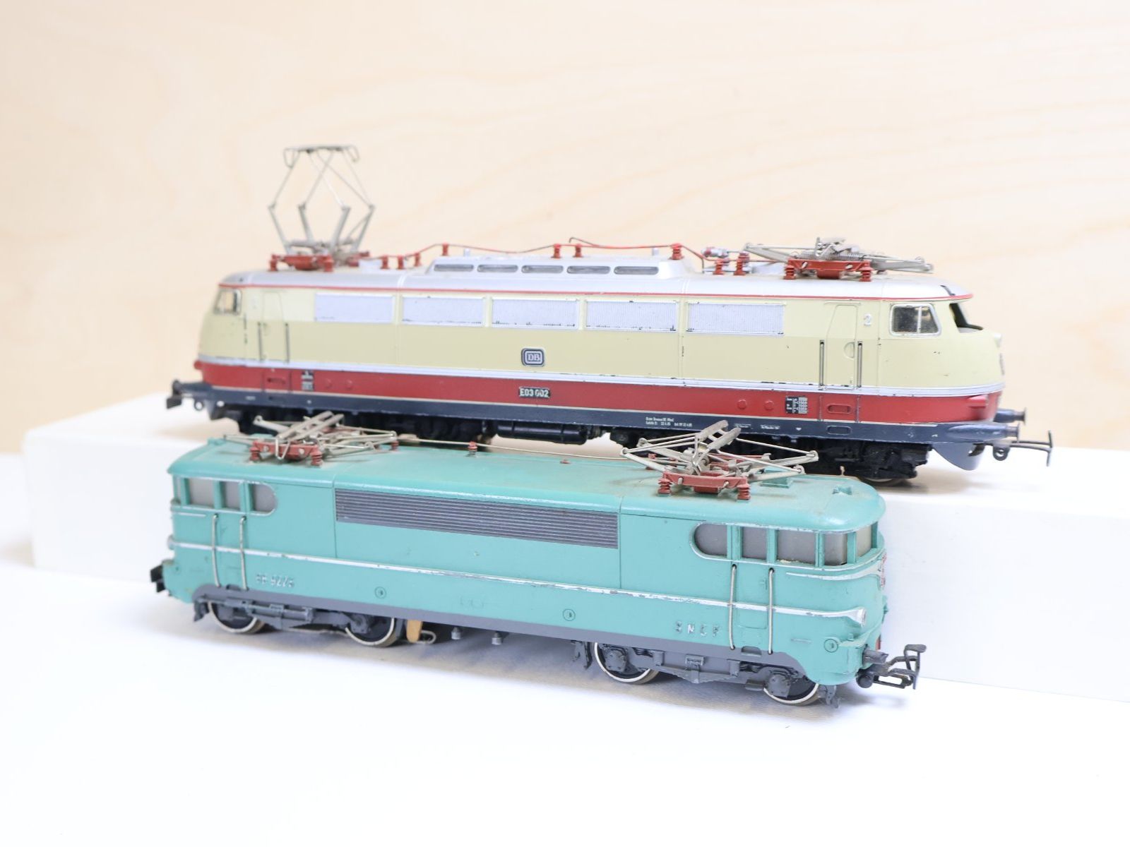 Märklin Modellini di ferrovie: Märklin SNCF E-Lok + TEE E-Lok - H0 Doppelpack – Usato da Winterthur venduto da Monstera