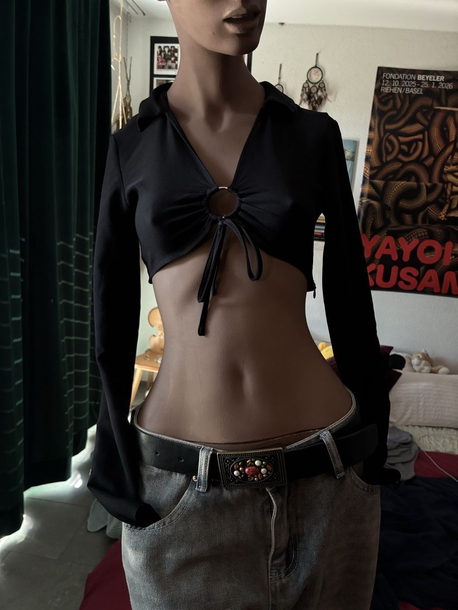 Top: Kurzes schwarzes Top – Usato da Ueberstorf venduto da nai_9z9s
