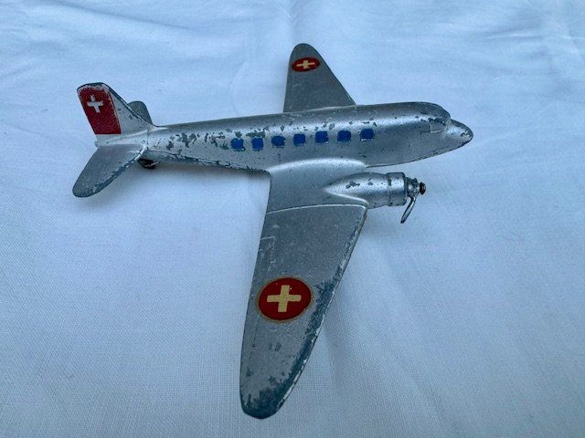 Swissair Kit di modellismo & Modellini statici: Uraltes Flugzeug "SWISSAIR DC-3" – Usato da Honau venduto da sainj