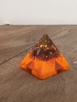 Pyramide d'orgonite avec ambre naturel