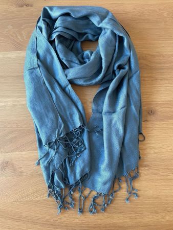 Schöner blauer Schal