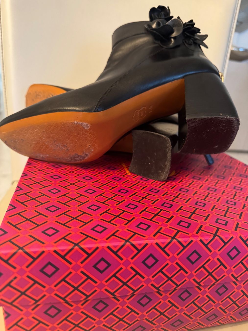 Tory Burch Scarpe da donna: Tory Burch Stiefeletten Lederschwarz- Blumen Abs... – Usato da Erlenbach ZH venduto da msa_x26y 3