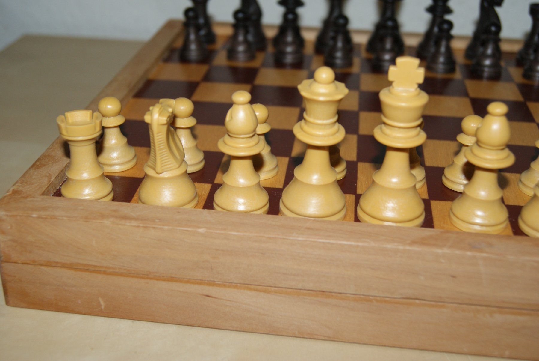 Giochi: Schachbrett-Box aus Holz mit Bakelit? Figuren – Usato da Zürich venduto da Widi1 2