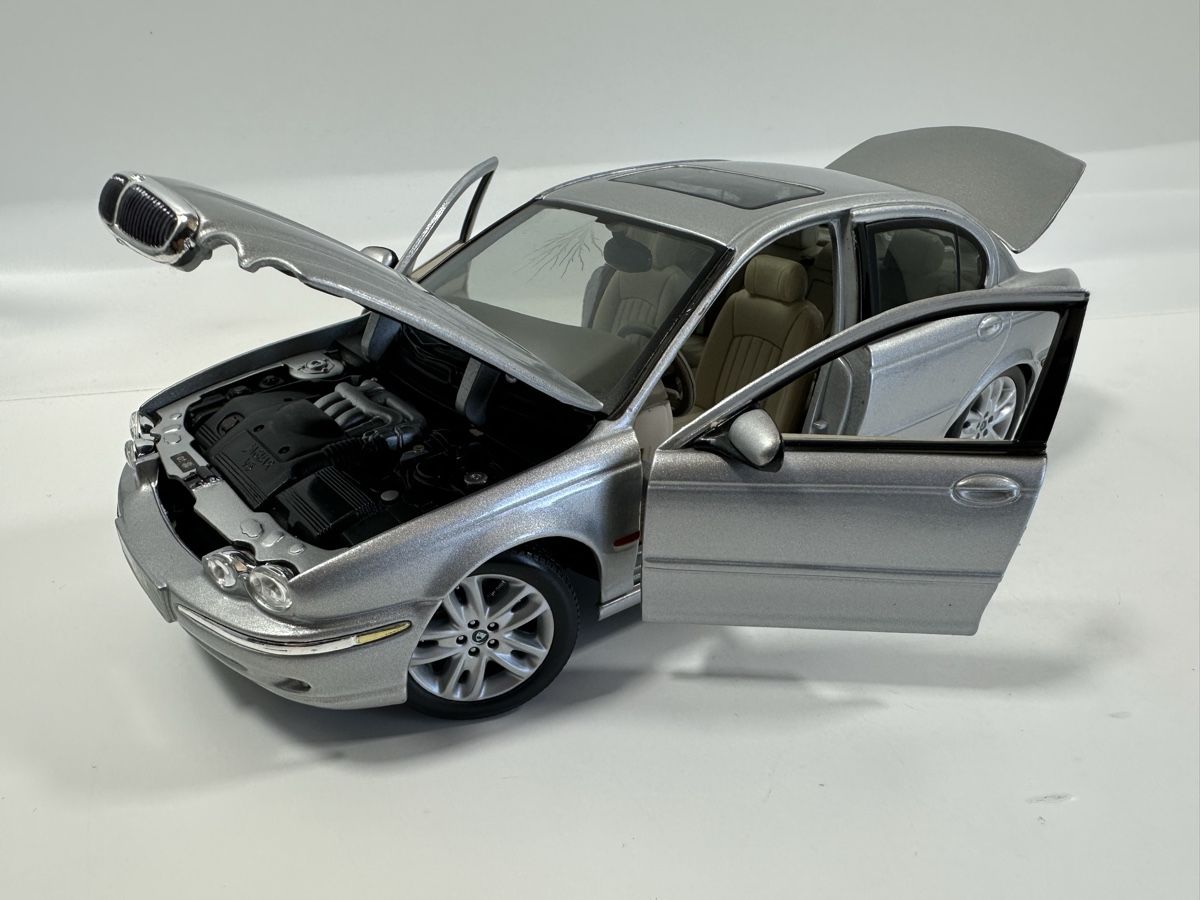 Maisto Modellini d'auto: Jaguar X-Type 3.0 1:18, silbrig, MAISTO  – Usato da Zofingen venduto da rf9_x2xt 8