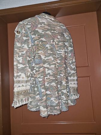 Giacca camouflage con ricami e applicazioni