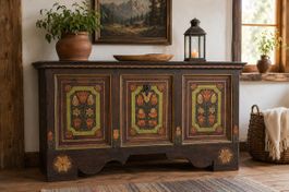 Antike Truhe mit Blumenmotiven