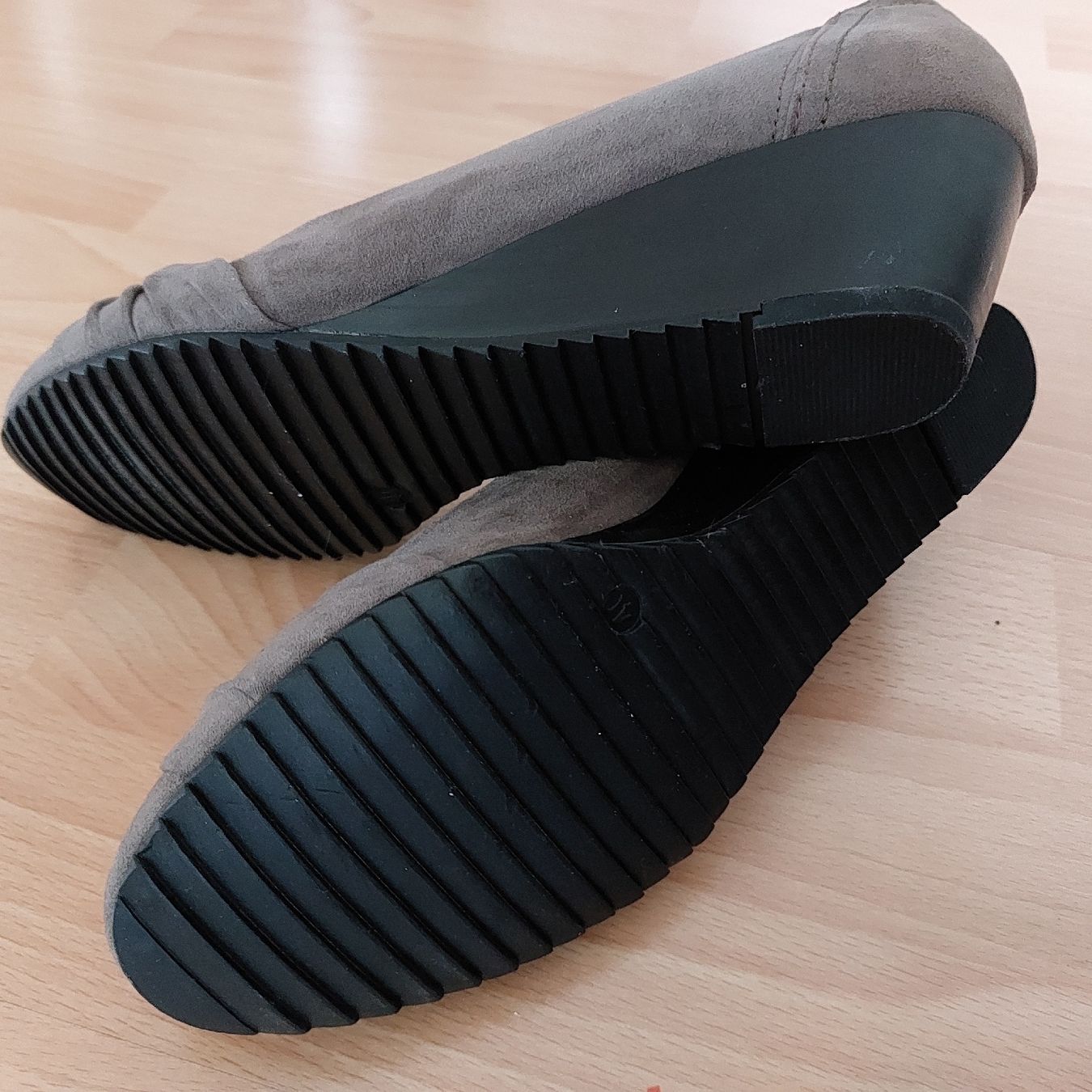 Scarpe da donna: Graue Keilabsatz Schuhe, Gr. 40 – Nuovo (secondo la descrizione) da Frauenfeld venduto da Rolsy 3