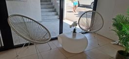 Zeitloses Balkonset mit 2 Sesseln und Designtisch, scĥön lei