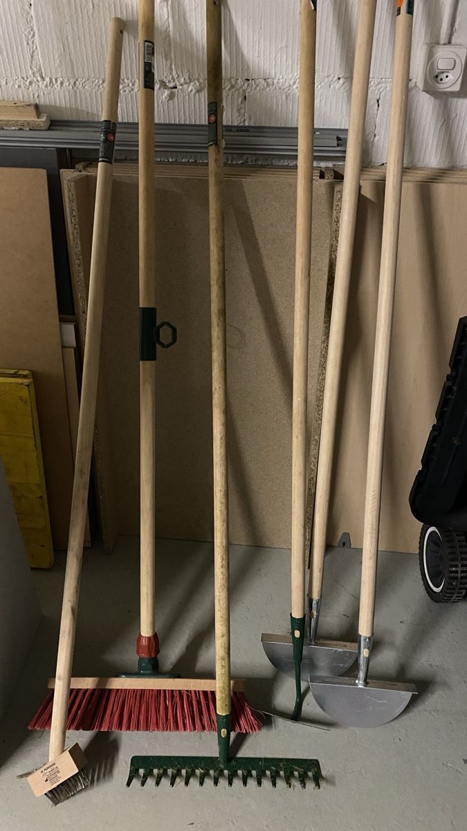 Sonstige Reinigungsgeräte: Fall Garden Tools - Rake, Hoe, and Brushes - Used Set! – Gebraucht aus Uster von AnnaBlandiana 1