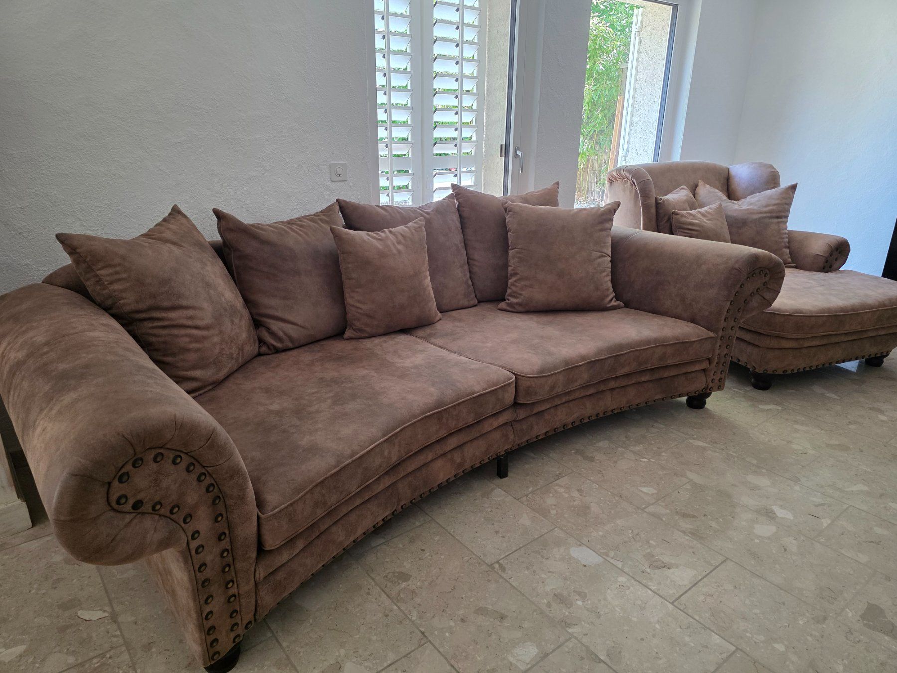Divani: Grosses Sofa mit Loungeliege-Sessel im Antiklederlook – Usato da Frauenfeld venduto da ESO09
