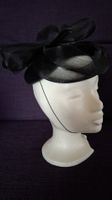 Schwarzer Sinamay Fascinator, Cocktailhut