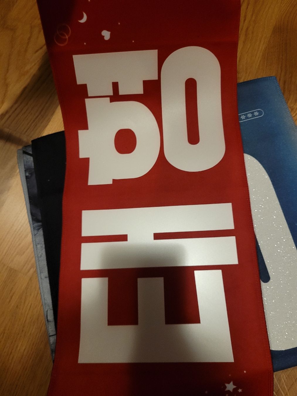 Poster & Bilder: BTS V Slogan  – Neu (gemäss Beschreibung) aus Zürich von vic_w2tl 1