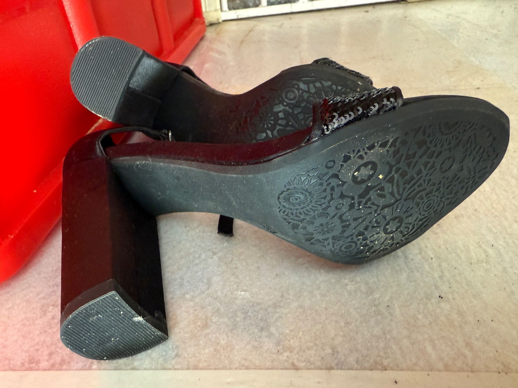 Scarpe da donna: Neue Sandaletten Grösse 38 – Usato da Altishofen venduto da UrsulaP0102 2
