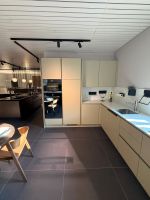 Hochwertige Pronorm Ausstellungsküche – L-Küche Jadegrün
