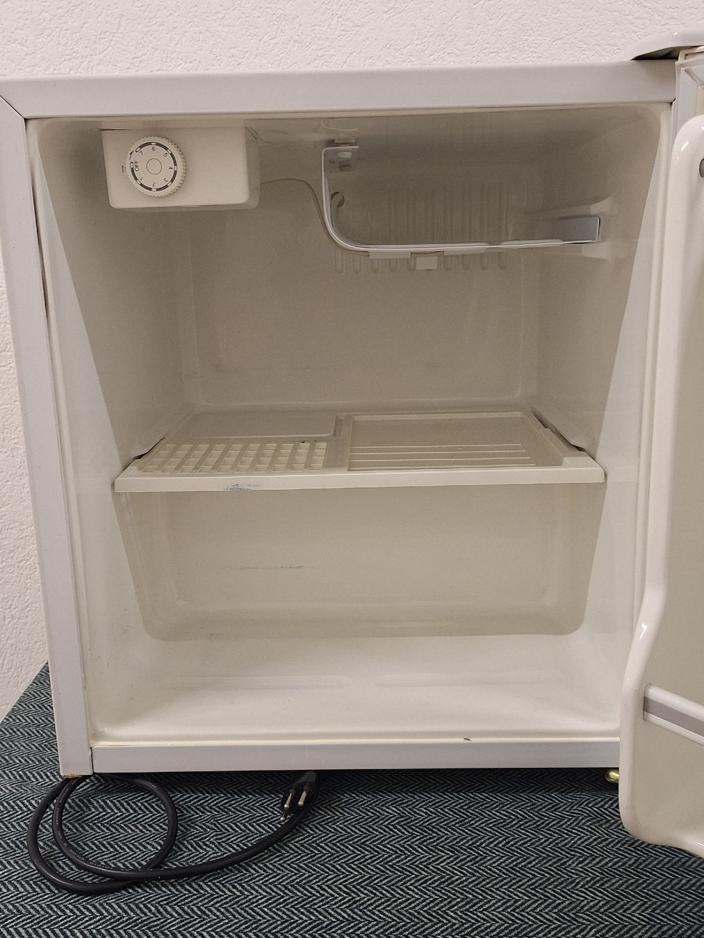 Frigoriferi: Kompakter Mini Kühlschrank – Usato da Grüt (Gossau ZH) venduto da wisdomio7 4