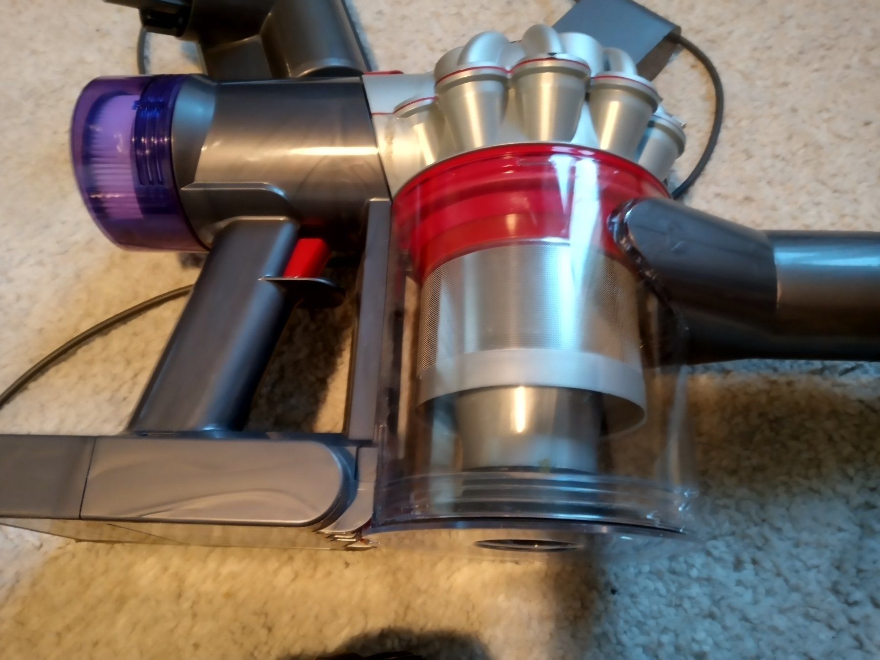 Dyson Aspirapolveri & Accessori: Handstaubsauger Dyson V8 – Usato da Prez-vers-Siviriez venduto da Monija70 2