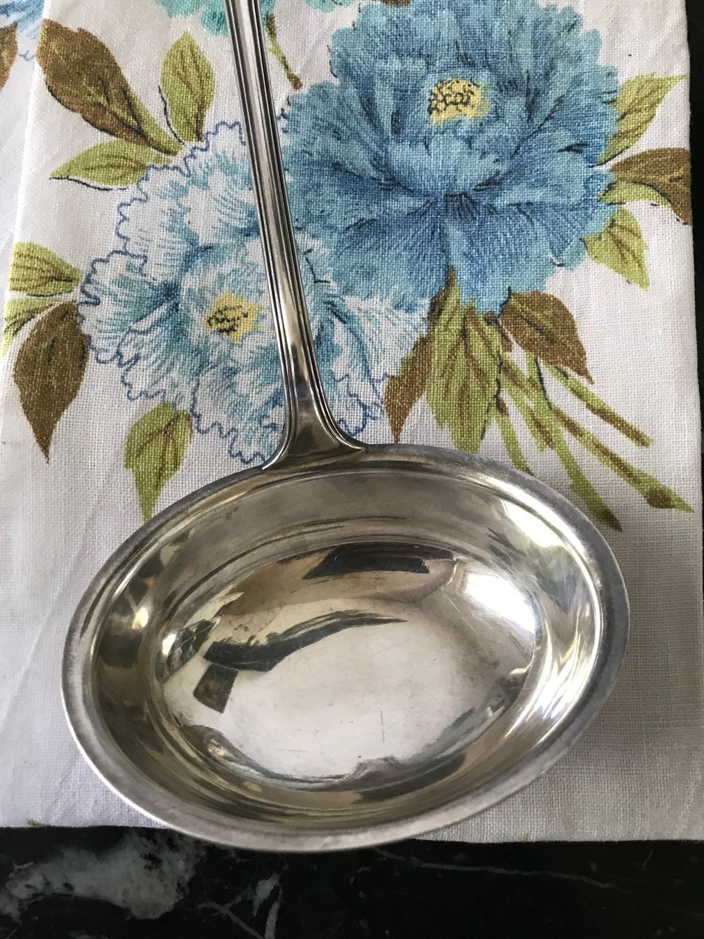 Cucchiai: Grosse Schöpfkelle versilbert und 2 Geschirrtücher Leinen – Usato da Jegenstorf venduto da Hibiscus11 2
