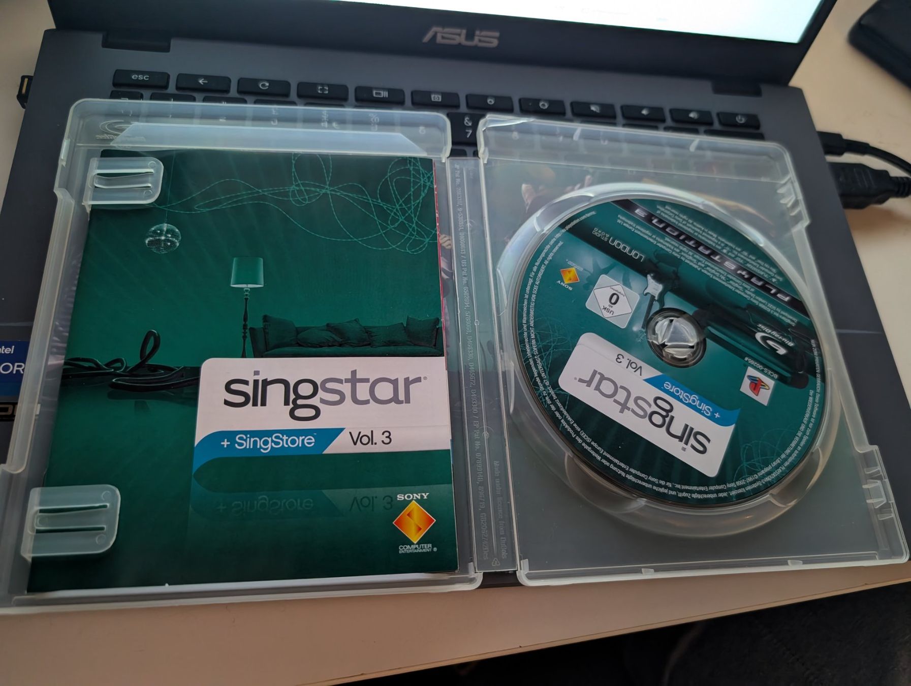 Sony Giochi: Singstar + Singstore Vol. 3 Playstation 3 PS3 Game CIB – Usato da Hünenberg See venduto da SpecialEditionGaming 1