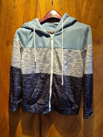 Damenjacke mit Kaputze