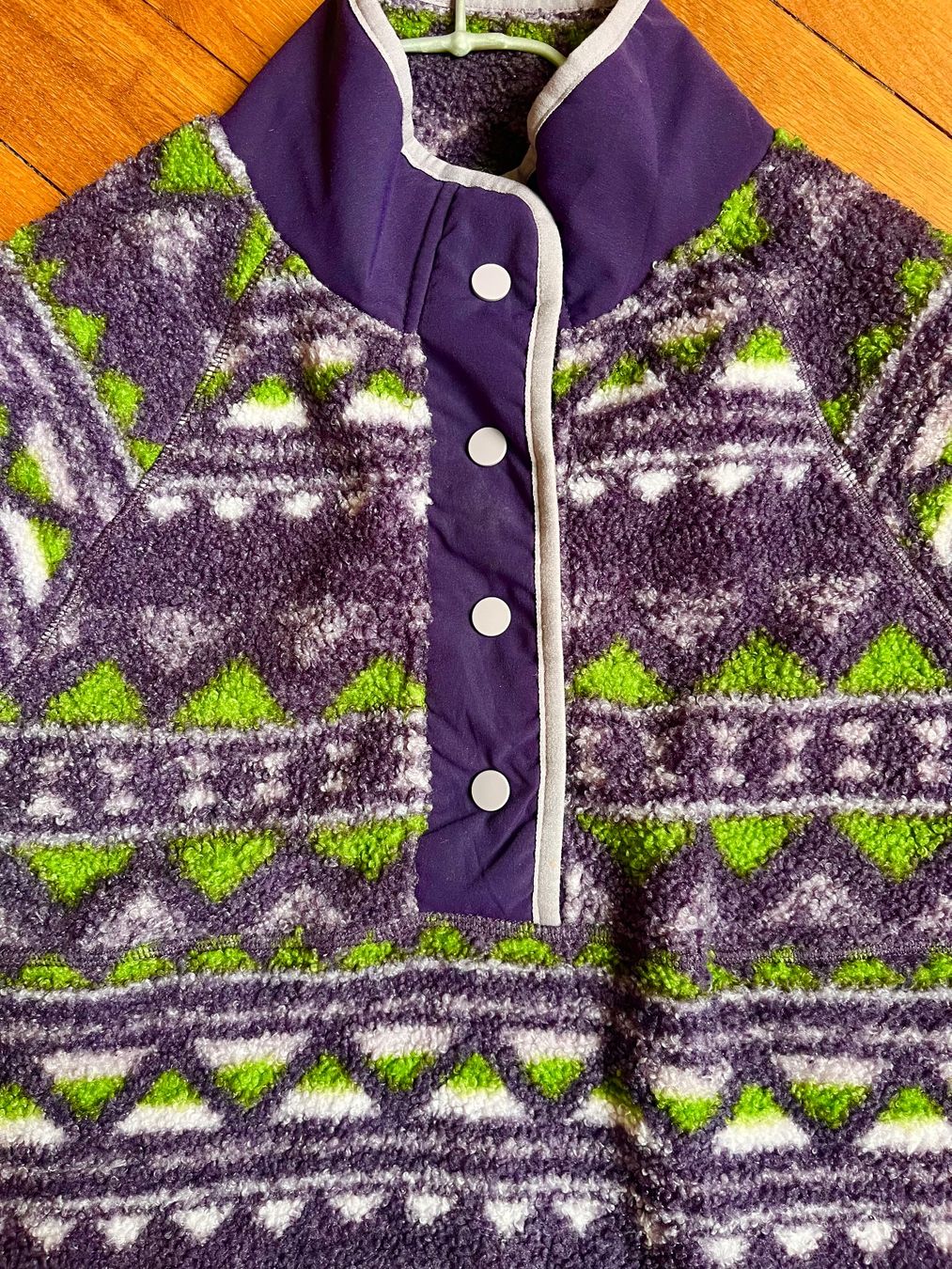 Maglioni & Felpe: Faserpelz, violett mit grün, Gr. 36/38, M – Usato da Basel venduto da oli_hpw7 2