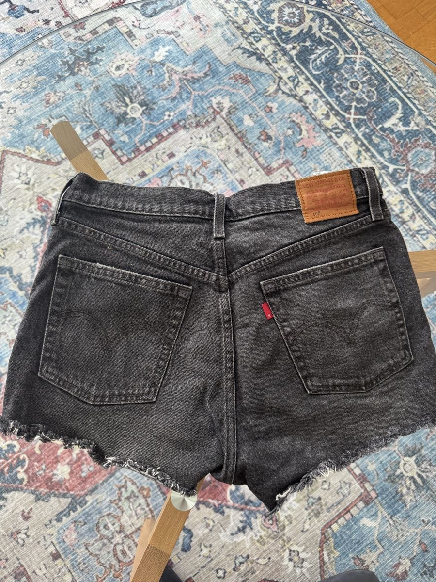 Levi's Jeans: Levi's Damen Shorts schwarz – Usato da Bottighofen venduto da mlj_5dlb