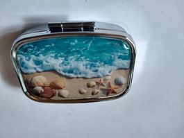 Süsse Pillendose mit Strandmotiv