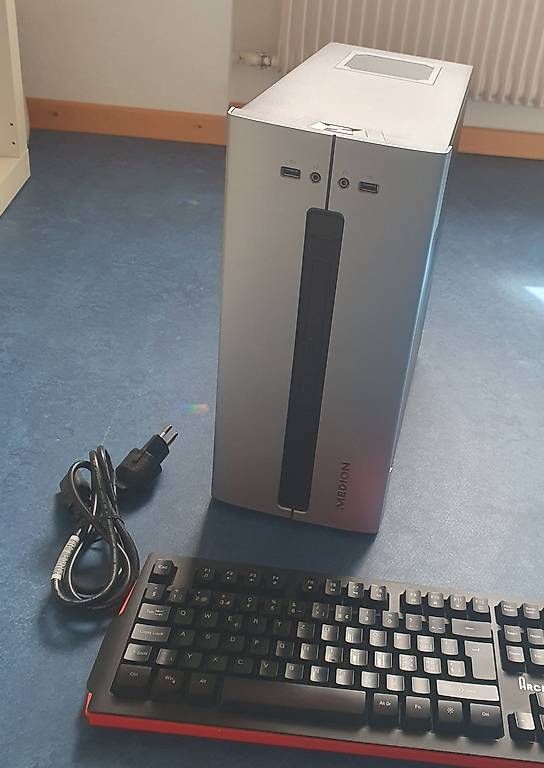 Medion PC: Desktop-PC Medion Ryzen 5 / Windows 11 / SSD - einsatzbereit – Usato da Lommiswil venduto da Schwarzweiss 1