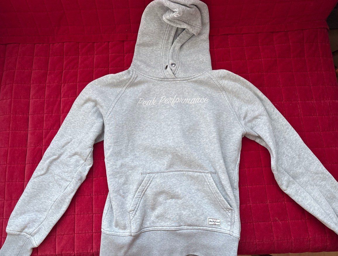 Peak Performance Maglioni & Felpe: Superbe Hoodie Peak Performance gris clair, taille S – Usato da Grimisuat venduto da nAth.-