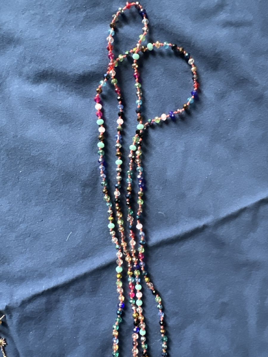 Catenine: Long collier bohème chic à pompons corail - Été 2024 – Usato da Lausanne venduto da pascale.mojito1004 1